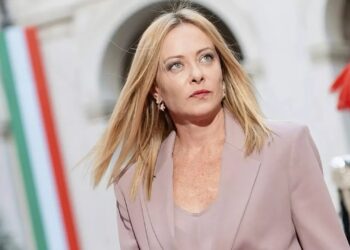 Giorgia Meloni ndryshon stilin: pse kryeministrja italiane kaloi nga ngjyrat e errëta te pastel