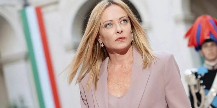 Giorgia Meloni ndryshon stilin: pse kryeministrja italiane kaloi nga ngjyrat e errëta te pastel