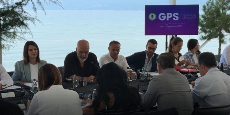 Gjashtëorësh mbyllet mbledhja e Ramës me drejtues qarqesh dhe kryetarë komisionesh në Pogradec; zbardhen diskutimet dhe porositë
