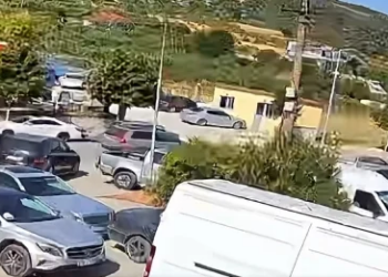 Gjatë varrimit të kushëririt, hajduti hyn në makinën e këngëtarit të njohur dhe i vjedh paratë
