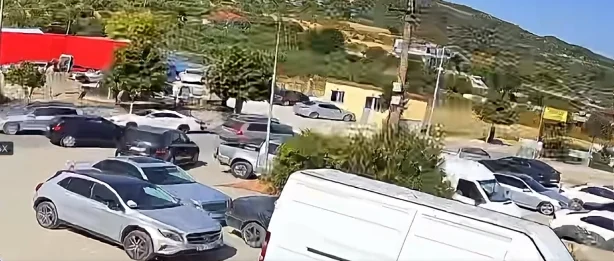 Gjatë varrimit të kushëririt, hajduti hyn në makinën e këngëtarit të njohur dhe i vjedh paratë
