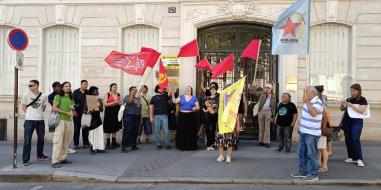 Gjykata la në burg 32-vjeçaren turke të arrestuar në Rinas, protestë para Ambasadës Shqiptare në Francë