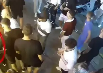 Goditën shefin e krimeve që ndërhyri për ndaluar konfliktin; Prokuroria e Sarandës lë në burg gjashtë të akuzuarit