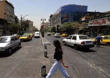 Gratë iraniane kundërshtojnë presionin për hixhabin; autoritetet mbyllin kafenetë dhe restorantet