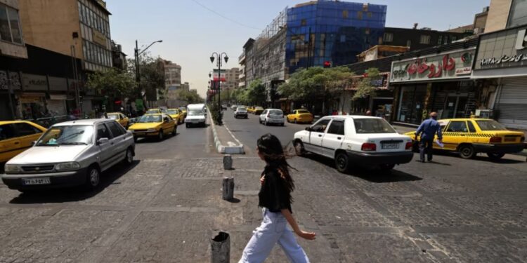Gratë iraniane kundërshtojnë presionin për hixhabin; autoritetet mbyllin kafenetë dhe restorantet