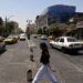 Gratë iraniane kundërshtojnë presionin për hixhabin; autoritetet mbyllin kafenetë dhe restorantet