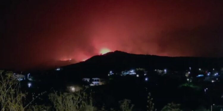 Greqia vijon betejën me zjarret; dy zona janë nën kërcënim, nisin ndërhyrjet ajrore