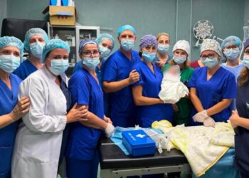 Gruaja shtatzënë nuk arrin të shkojë në maternitet, paraqitet në Spitalin e Traumës; mjekët shpëtojnë nënën dhe foshnjën