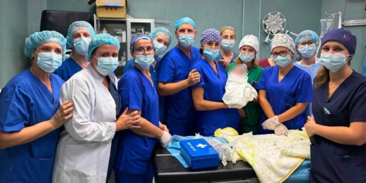 Gruaja shtatzënë nuk arrin të shkojë në maternitet, paraqitet në Spitalin e Traumës; mjekët shpëtojnë nënën dhe foshnjën