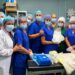 Gruaja shtatzënë nuk arrin të shkojë në maternitet, paraqitet në Spitalin e Traumës; mjekët shpëtojnë nënën dhe foshnjën