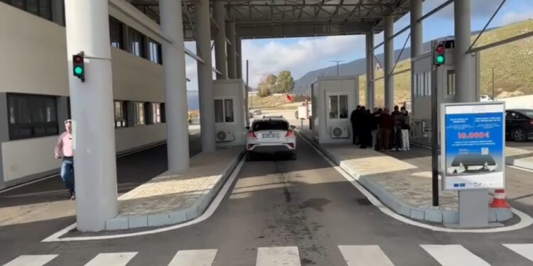 Gushti sjell fluks në jug — Mbi 297,000 lëvizje në Qafë Botë dhe Portin e Sarandës, më shumë dalje