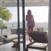 Heidi Klum mahnit me pozat sensuale gjatë pushimeve, 53-vjeçarja në bikini vjollcë në tarracën e hotelit