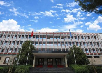 Himni shqiptar nuk u luajt në event me kryeministrin maqedonas; Ministria e Jashtme: Mungesë respekti, shmangie rregullash