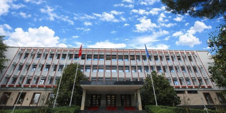 Himni shqiptar nuk u luajt në event me kryeministrin maqedonas; Ministria e Jashtme: Mungesë respekti, shmangie rregullash