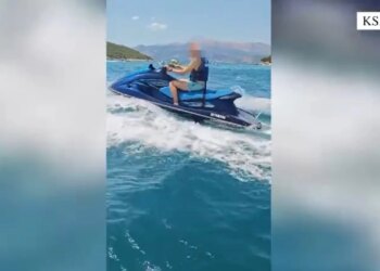 Hyri me jetski në zonën ku laheshin pushuesit në Ksamil, policia bllokon dhe gjobit pronarin 500 mijë lekë