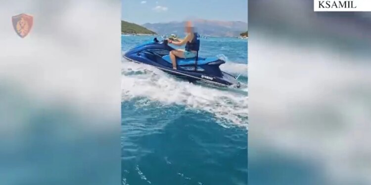 Hyri me jetski në zonën ku laheshin pushuesit në Ksamil, policia bllokon dhe gjobit pronarin 500 mijë lekë