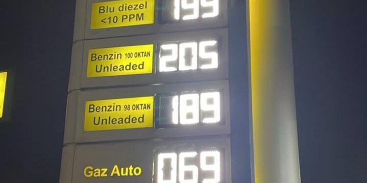 Naftaz bret me 15 lekë, çmimi 199 lekë/litri në pikat e karburanteve