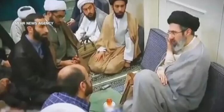 Irani publikon videon e rrallë të liderit suprem; shfaqen pikëpyetje për shëndetin e Mojtaba Khameneit