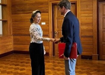 Ish-udhëheqësja e Mianmarit shfaqet pas vitesh izolimi dhe takohet me përfaqësues të Kryqit të Kuq