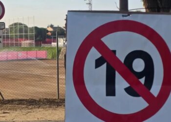 Julian jashtë: Tifozët e Atletico Madridit kërkojnë largimin e Alvarez dhe vendosin pankarta pranë kompleksit stërvitor