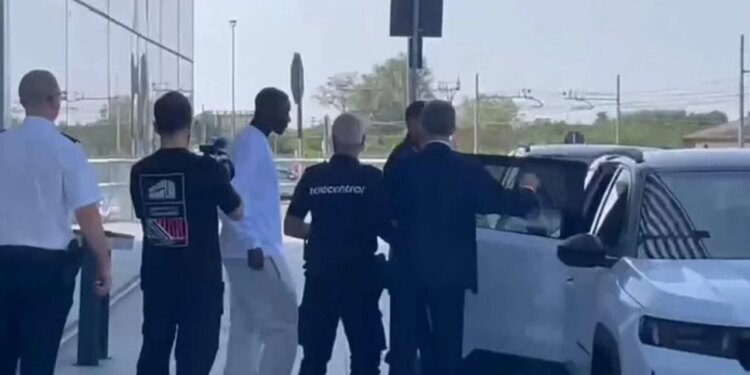 Juventusi buzëqesh, Kolo Muani rikthehet në shtëpi