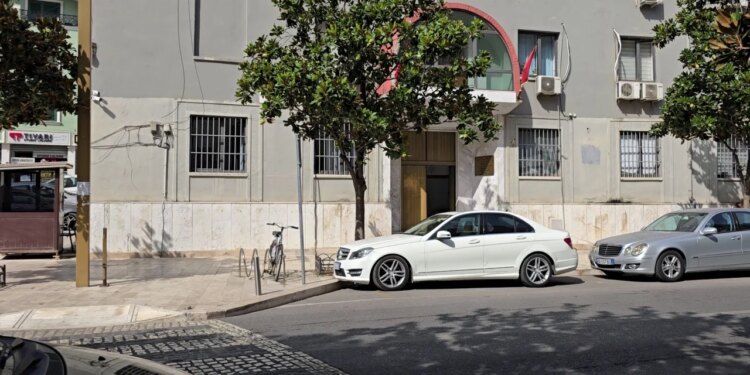 Kamerieri rrahur nga djemtë dhe dhëndri-pronarit në lokalin ku punonte; gjykata la në burg dy dhunues, xhaxhanë 18-vjeçarit