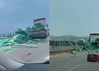Kamioni përplaset me barrierat; ngarkesa me dërrasa shpërndahet në rrugë, rrezikon mjetet në aksin Vlorë-Fier