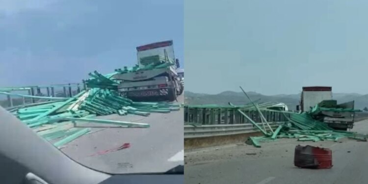 Kamioni përplaset me barrierat; ngarkesa me dërrasa shpërndahet në rrugë, rrezikon mjetet në aksin Vlorë-Fier