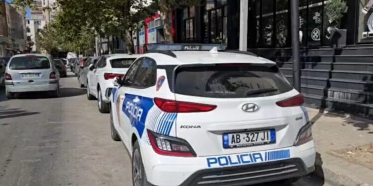 Kapet në Durrës grabitësi i marketit që shtyu punonjësen dhe mori paratë nga kasa