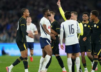 Karton i kuq dhe gol në fund, Tottenham mund Chelsean në derbin miqësor të Londrës