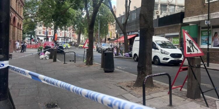 Katër të plagosur pas sulmit në qendër të Londrës; autorka, me probleme mendore, dyshohet se përdori gërshërë