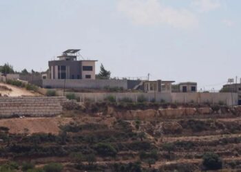 Kolonët izraelitë rrethojnë familjet palestineze në fshat të Bregut Perëndimor; IDF reagon ashpër, e quan veprim të paligjshëm