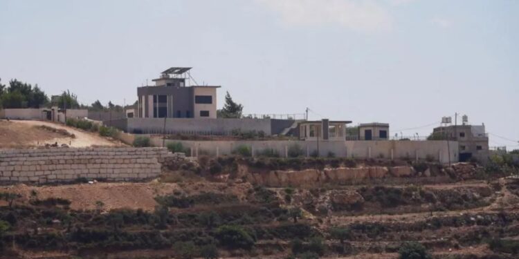 Kolonët izraelitë rrethojnë familjet palestineze në fshat të Bregut Perëndimor; IDF reagon ashpër, e quan veprim të paligjshëm