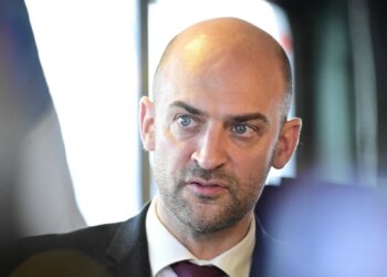Konflikti diplomatik midis Parisit dhe Teheranit përshkallëzohet; dy diplomatë iranianë dëbohen