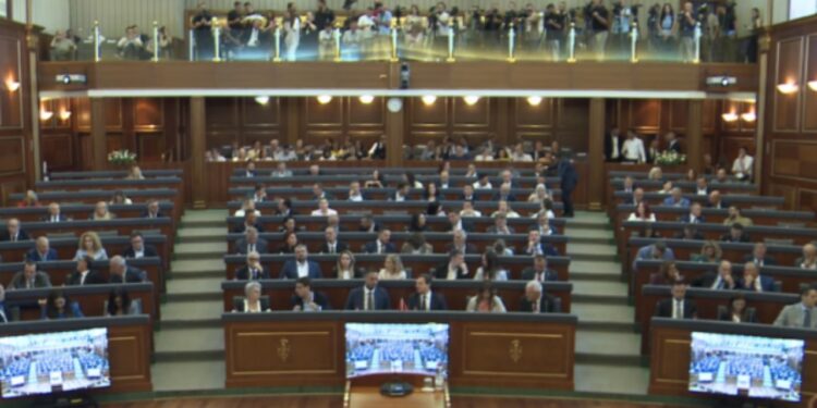 Konstituimi i Kuvendit të Kosovës mundësohet, miratohen mandatet e deputetëve