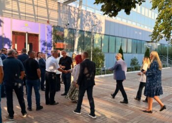 Kosova në krizë politike: PDK bllokon hyrjen në godinën e Qeverisë, Aleanca bashkohet në protestë