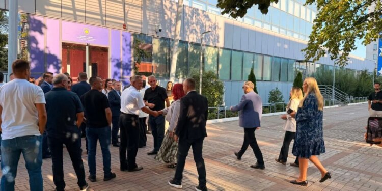 Kosova në krizë politike: PDK bllokon hyrjen në godinën e Qeverisë, Aleanca bashkohet në protestë