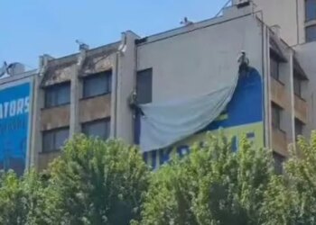 Kosova të respektohet: mediat e Kievit reagojnë për heqjen e flamurit ukrainas në Prishtinë