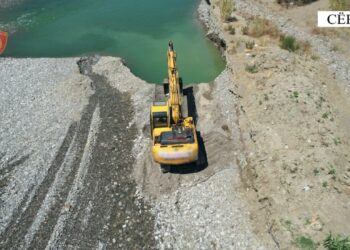 Krim mjedisor në Cërrik: Gërryerja e paligjshme devijon lumin Devoll; tre të arrestuar, një në kërkim