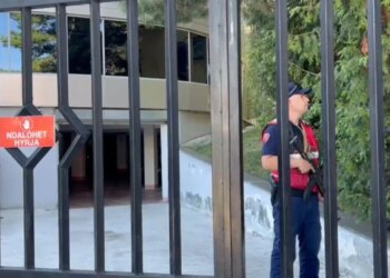 Kristian Sterjo mbërrin në Gjykatën e Korçës për masën e sigurisë lidhur me vrasjen e Johan Zukos