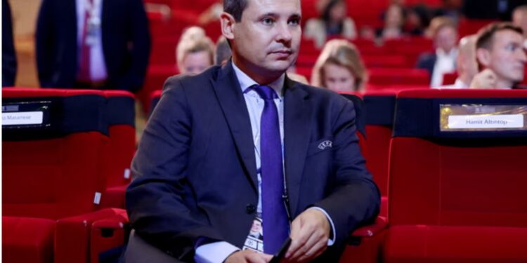 Kritikoi planin e Infantinos për të shitur Kupën e Botës, FIFA shkarkon drejtorin operativ Lamour