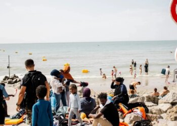 Kriza e emigrantëve kalon në plazhet franceze, turistët përballen me skena kaotike në tentativat drejt Britanisë