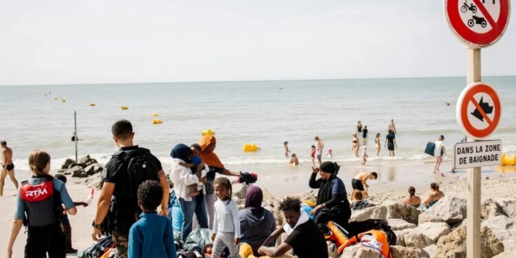 Kriza e emigrantëve kalon në plazhet franceze, turistët përballen me skena kaotike në tentativat drejt Britanisë