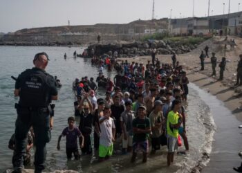 Kriza e migrantëve në Ceuta: mijëra kthehen në Marok pas kalimit masiv të kufirit