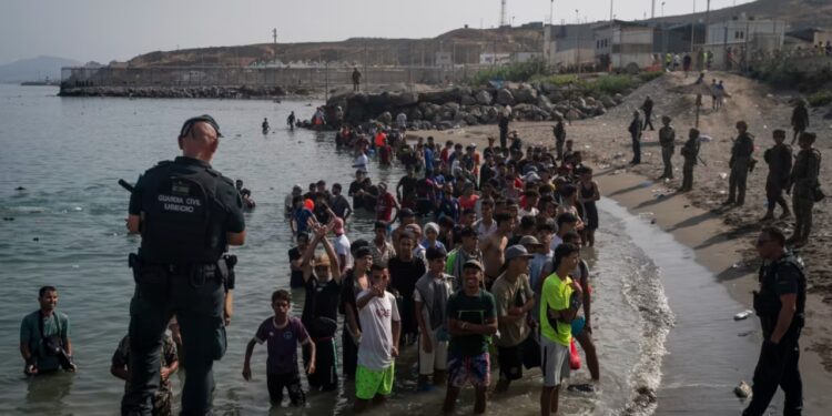 Kriza e migrantëve në Ceuta: mijëra kthehen në Marok pas kalimit masiv të kufirit