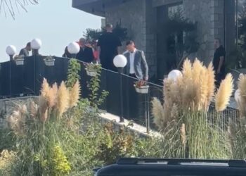 Kryebashkiakët e Dimalit dhe Poliçanit kundërshtojnë hartën elektorale; Rama i përjashton nga mbledhja