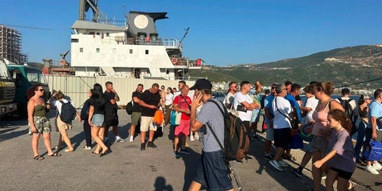 Kthimi i emigrantëve dhe ardhja e turistëve; fluks mbërritjesh në Portin e Vlorës, 1100 pasagjerë dhe 350 automjete
