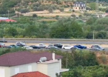 Kulmi i sezonit turistik në vend, fluksi i shtuar i automjeteve ngadalëson qarkullimin në aksin Tunel-Elbasan