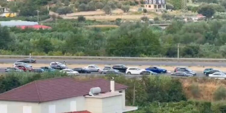 Kulmi i sezonit turistik në vend, fluksi i shtuar i automjeteve ngadalëson qarkullimin në aksin Tunel-Elbasan