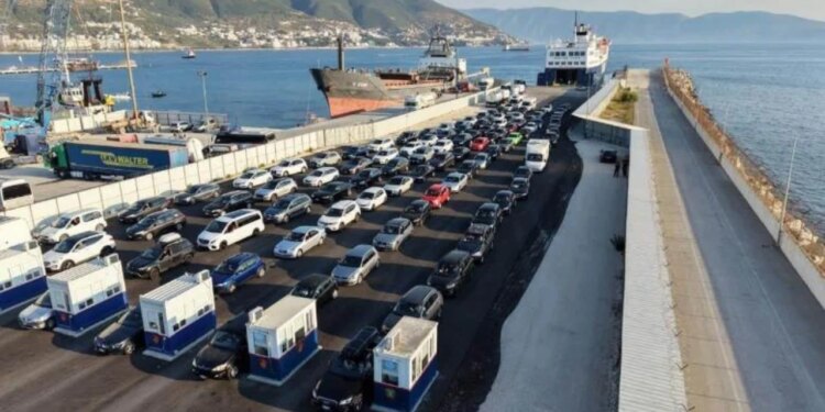 Kulmi i sezonit veror – fluks i lartë në Portin e Vlorës: rreth 2700 pasagjerë nga Brindisi